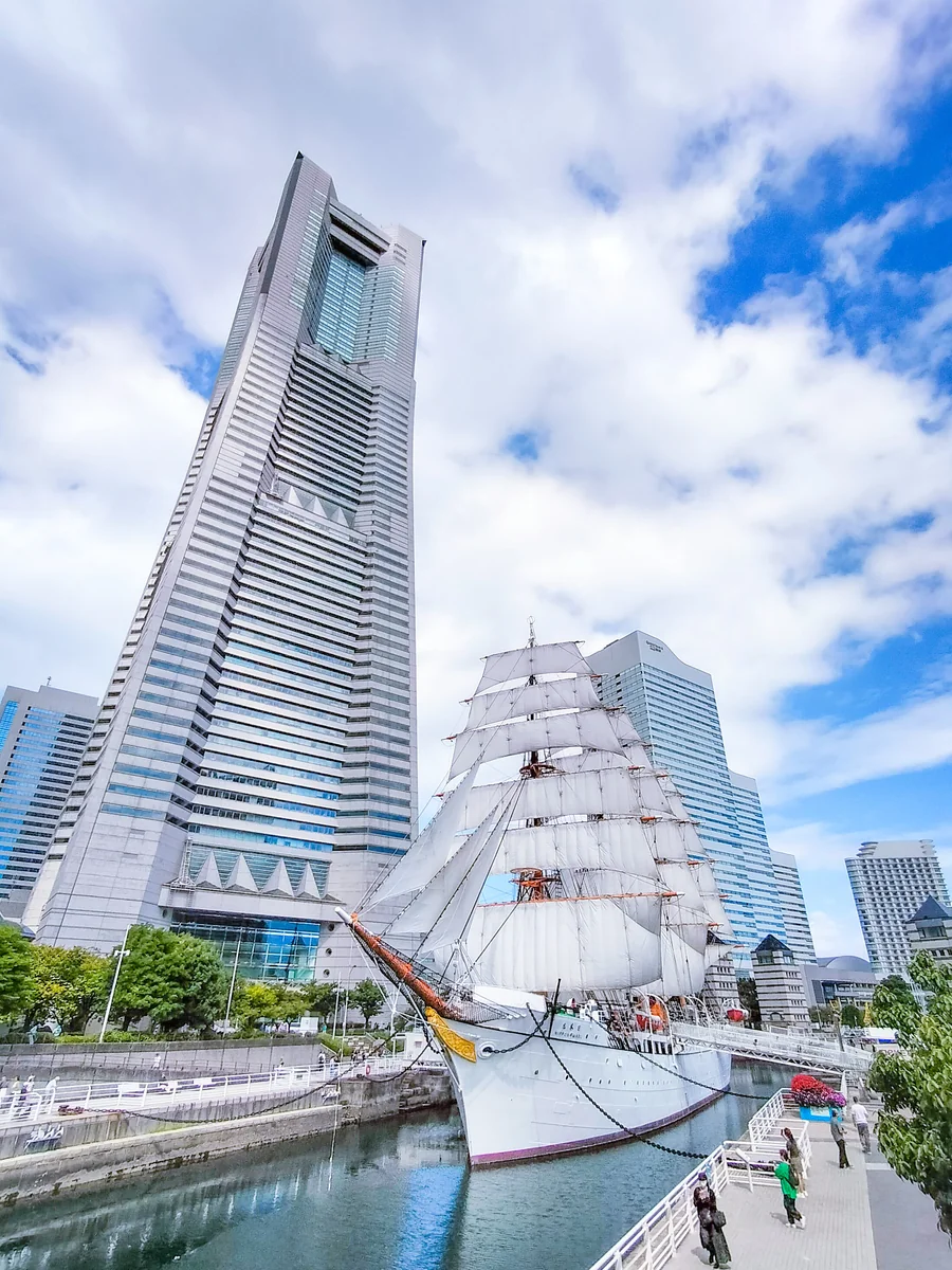 投稿写真：日本丸総帆展帆と横浜ランドマークタワー