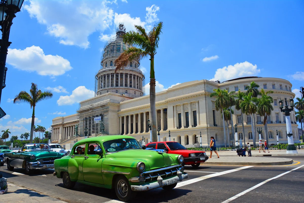 投稿写真：ハバナの旧国会議事堂とクラッシックカー