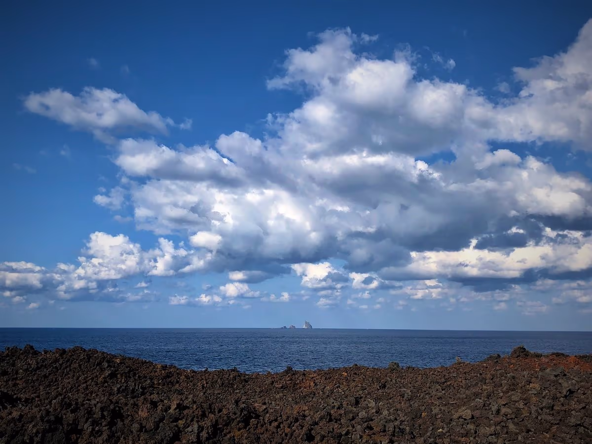 投稿写真：溶岩台地と三本岳