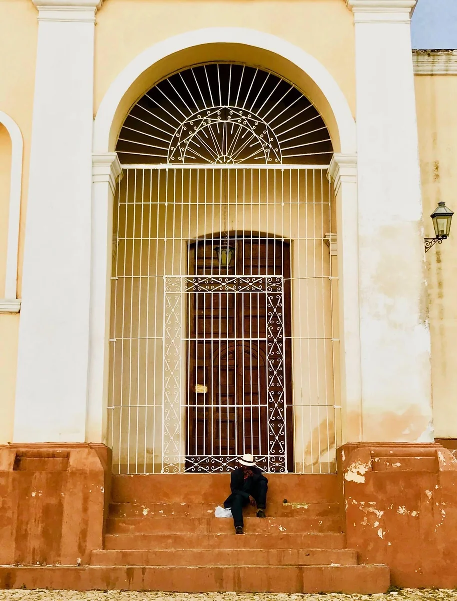 投稿写真：教会に腰掛ける老人