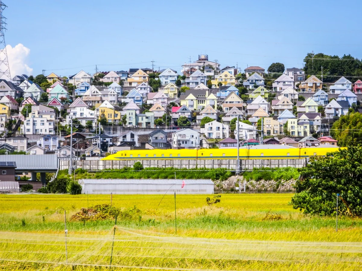 投稿写真：日向岡住宅とドクターイエロー