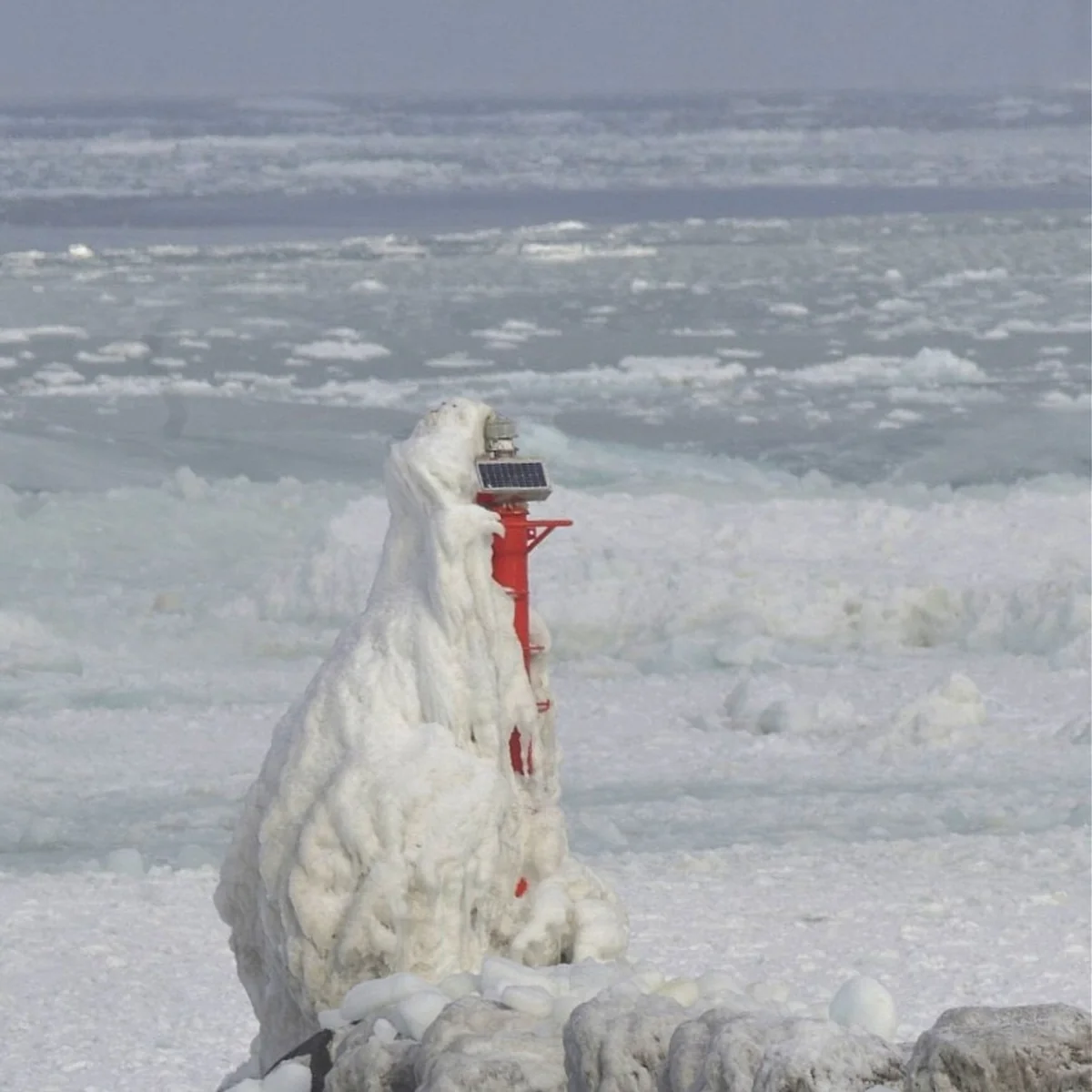 投稿写真：流氷の海と氷漬け灯台