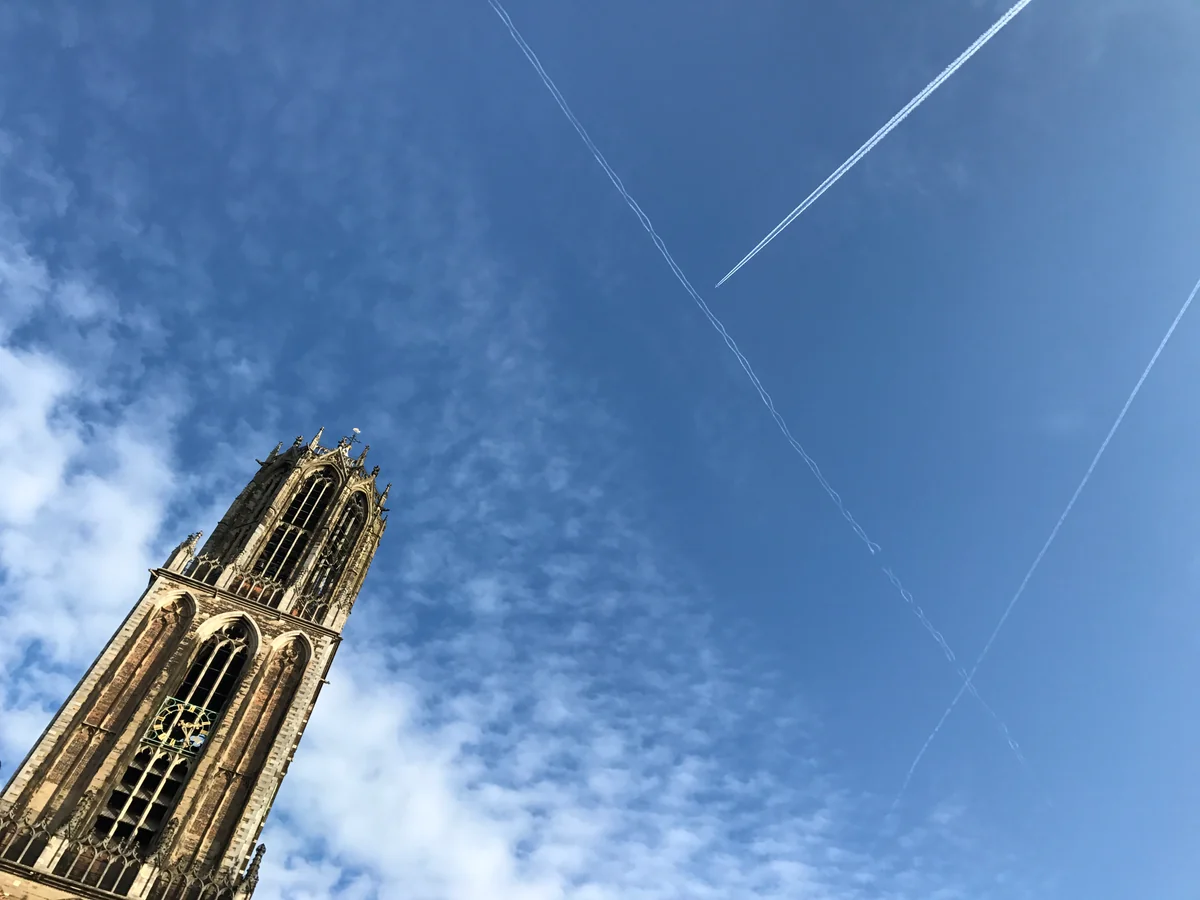 投稿写真：ドム塔と飛行機雲