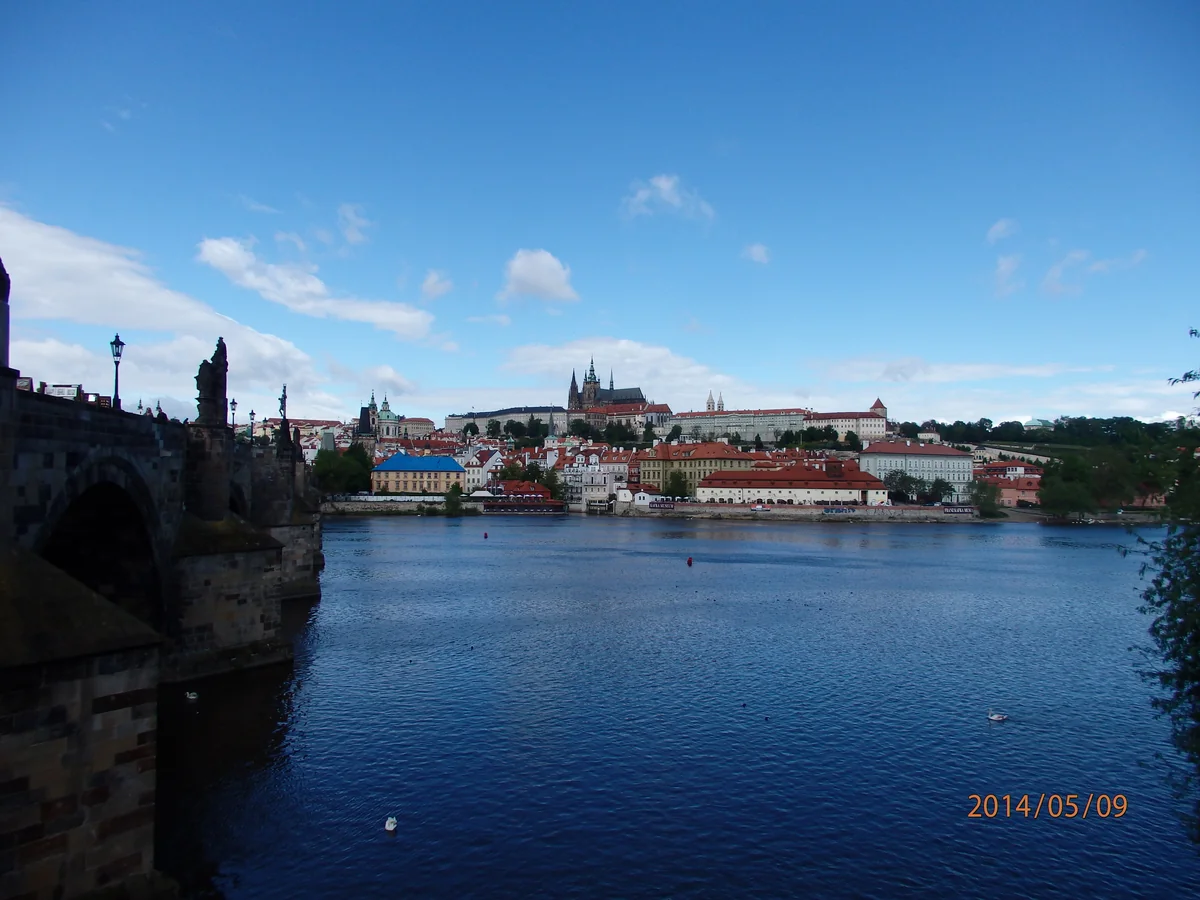 投稿写真：プラハ、カレル橋のそばでプラハ城を臨む