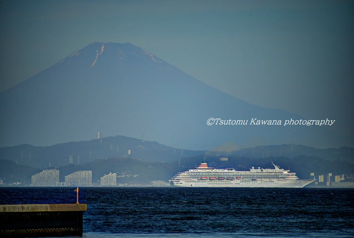 投稿写真：朝陽に輝く船窓美しきや、飛鳥Ⅱは優美なる姿成り♬