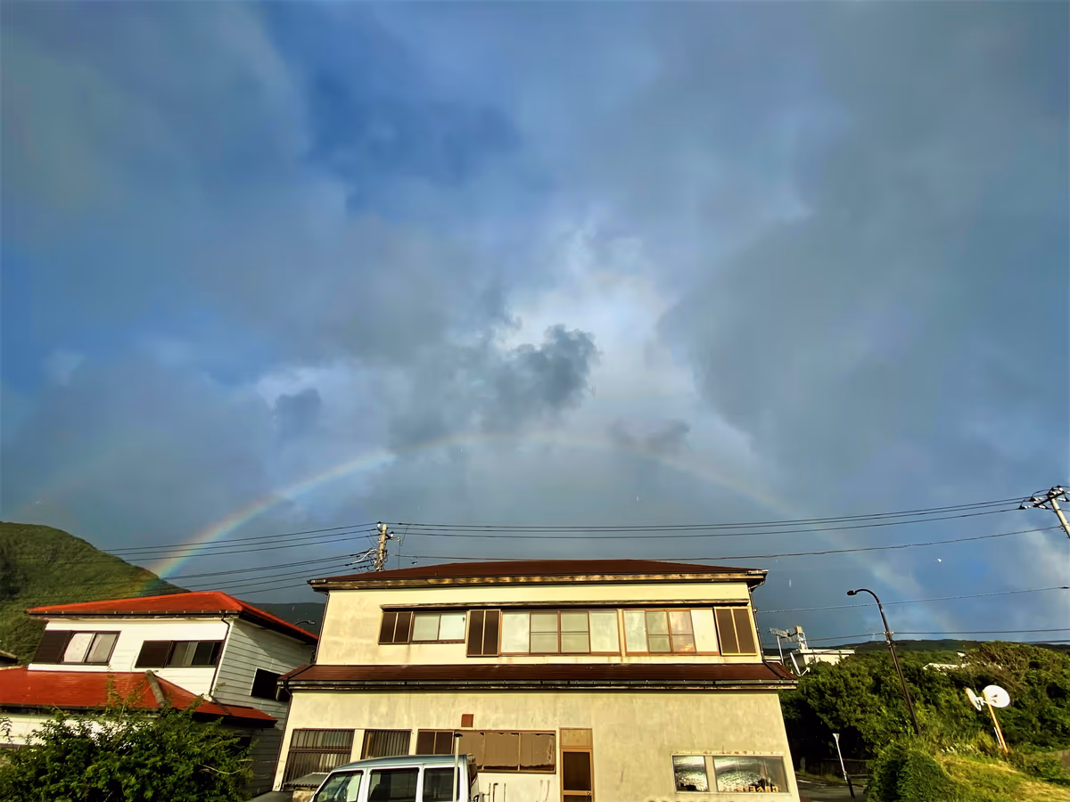 投稿写真：建物を覆うような虹