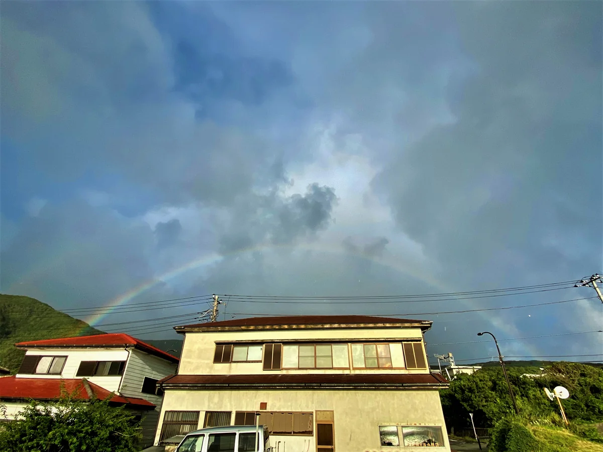 投稿写真：建物を覆うような虹