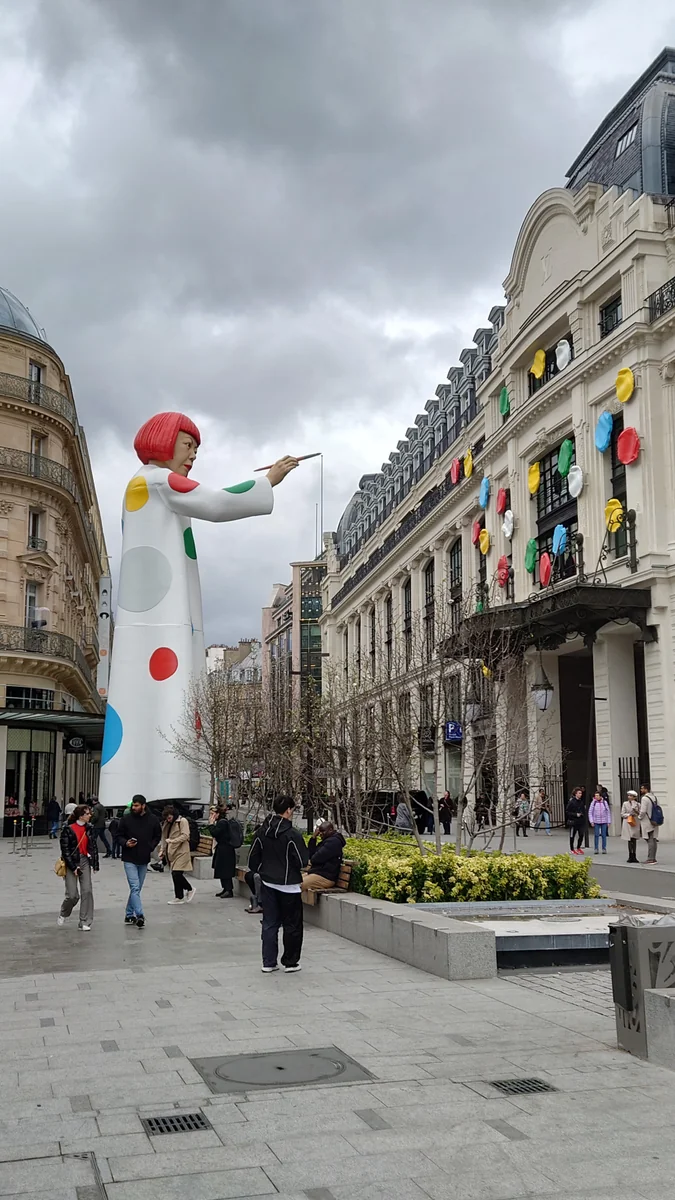 投稿写真：パリのヴィトンの草間さん