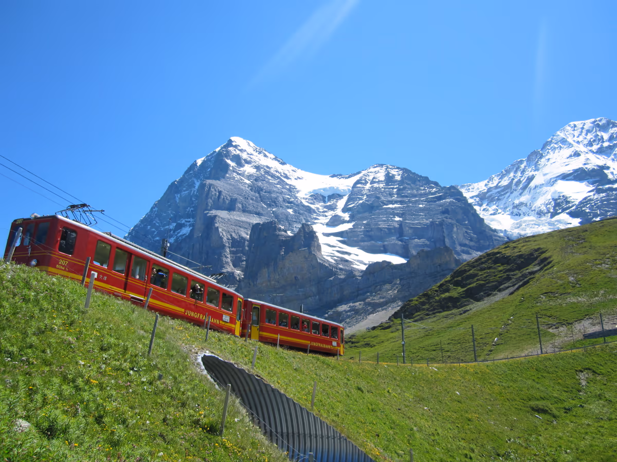 投稿写真：スイス　列車のある景色