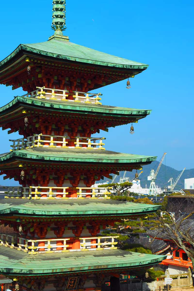 投稿写真：五重塔と造船所