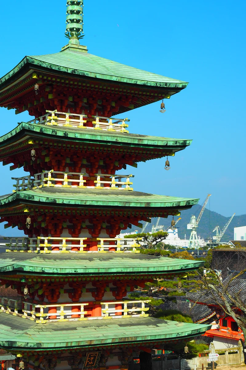 投稿写真：五重塔と造船所