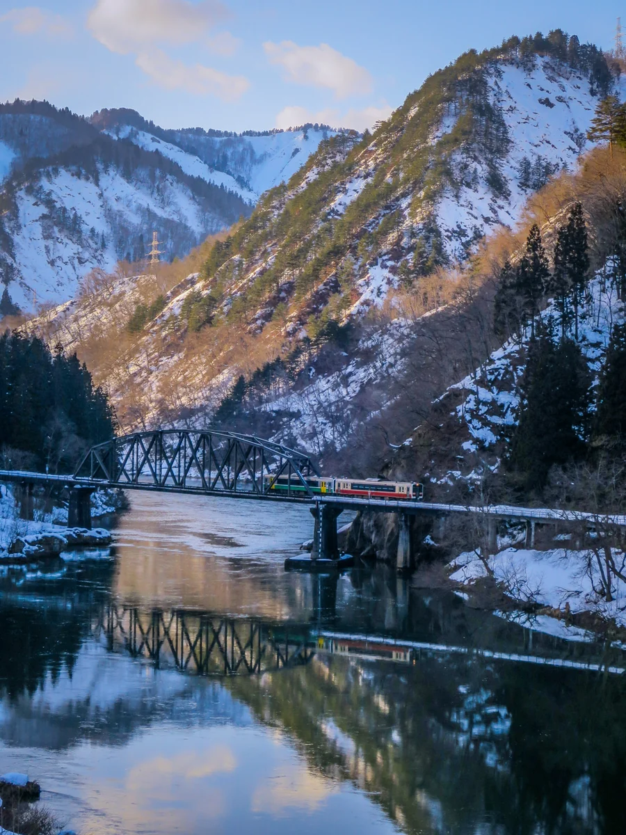 投稿写真：冬晴れの第四只見川橋梁を渡る只見線