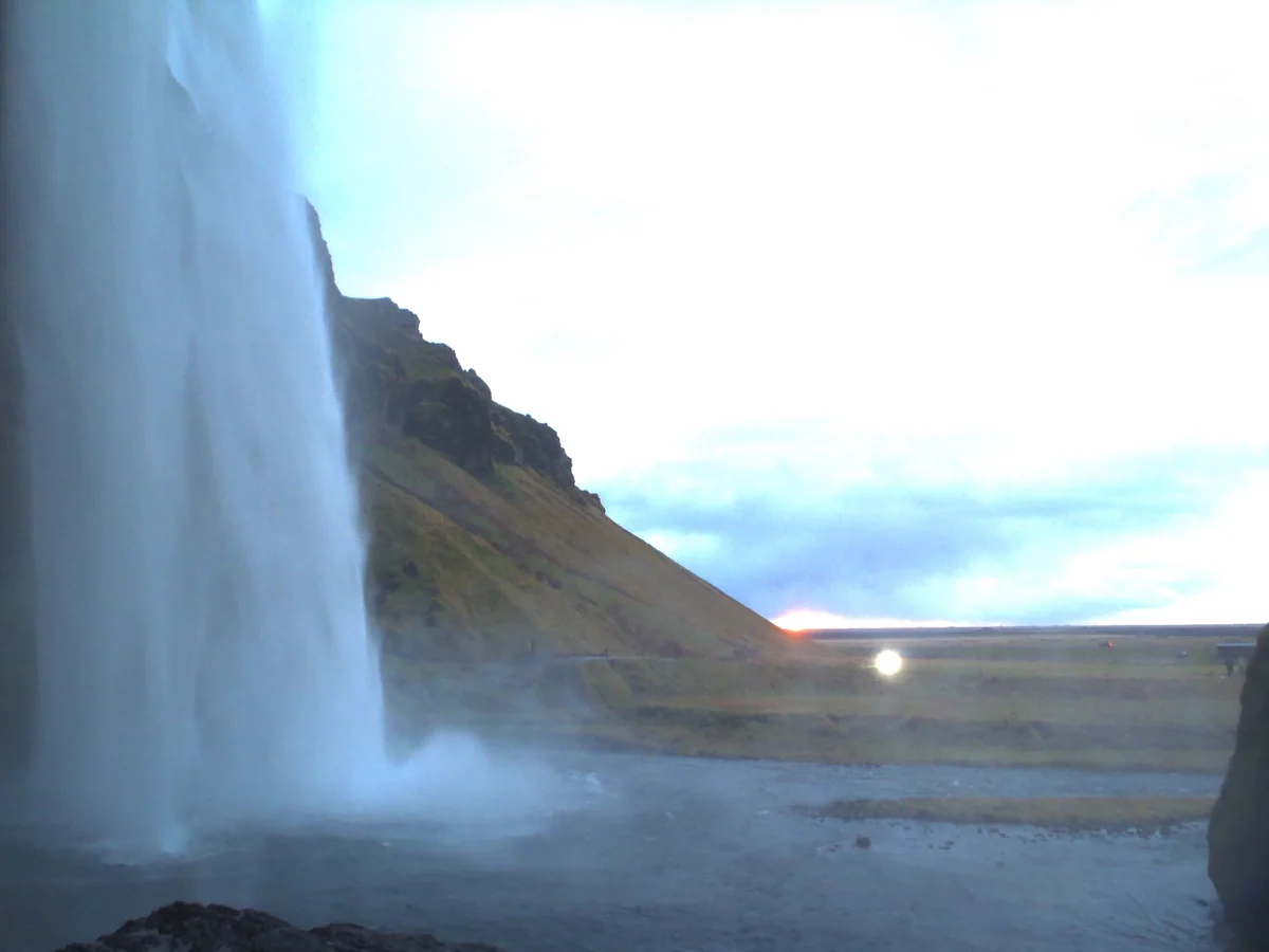 投稿写真：セリャラントスフォスの滝…裏からの夕日