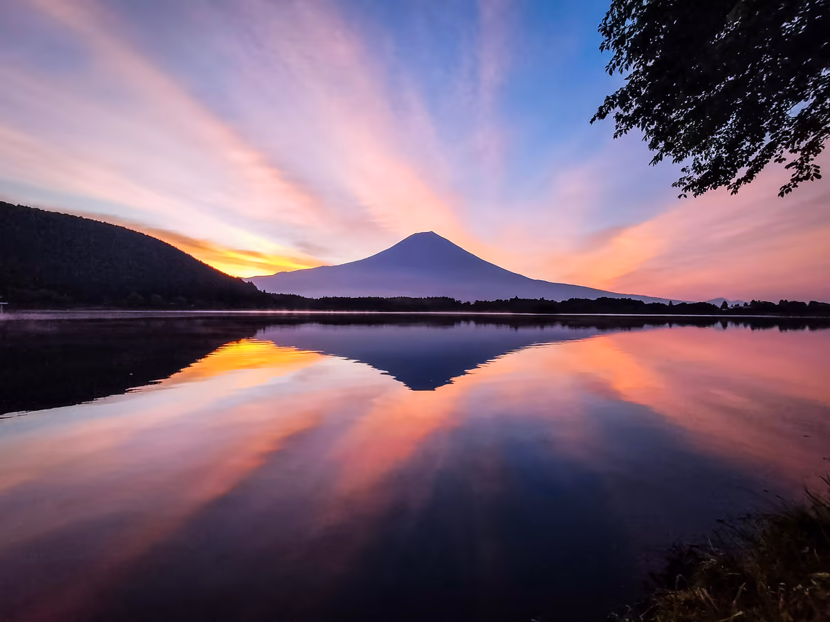 投稿写真：朝焼け雲と富士山のリフレクション