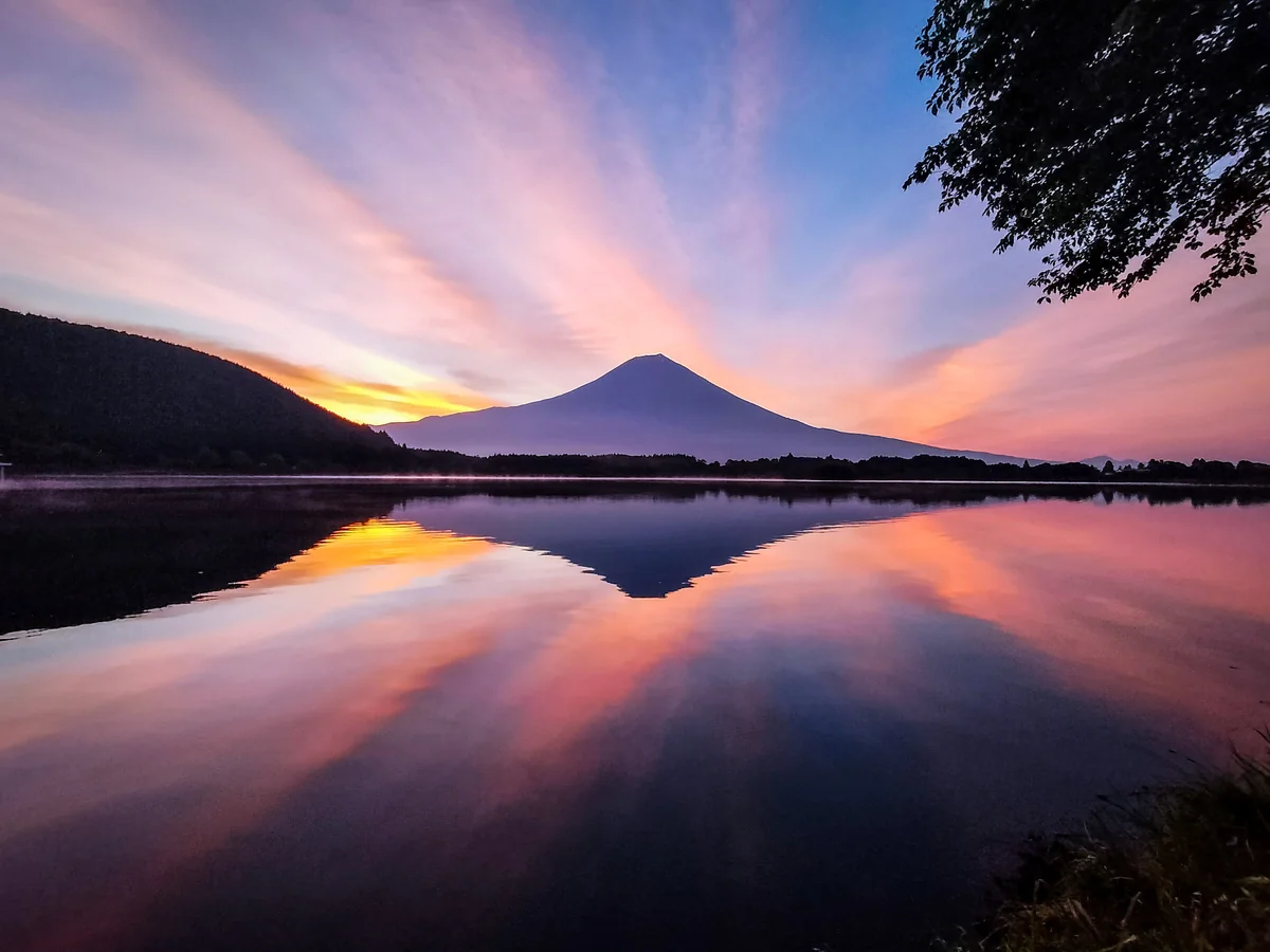 投稿写真：朝焼け雲と富士山のリフレクション