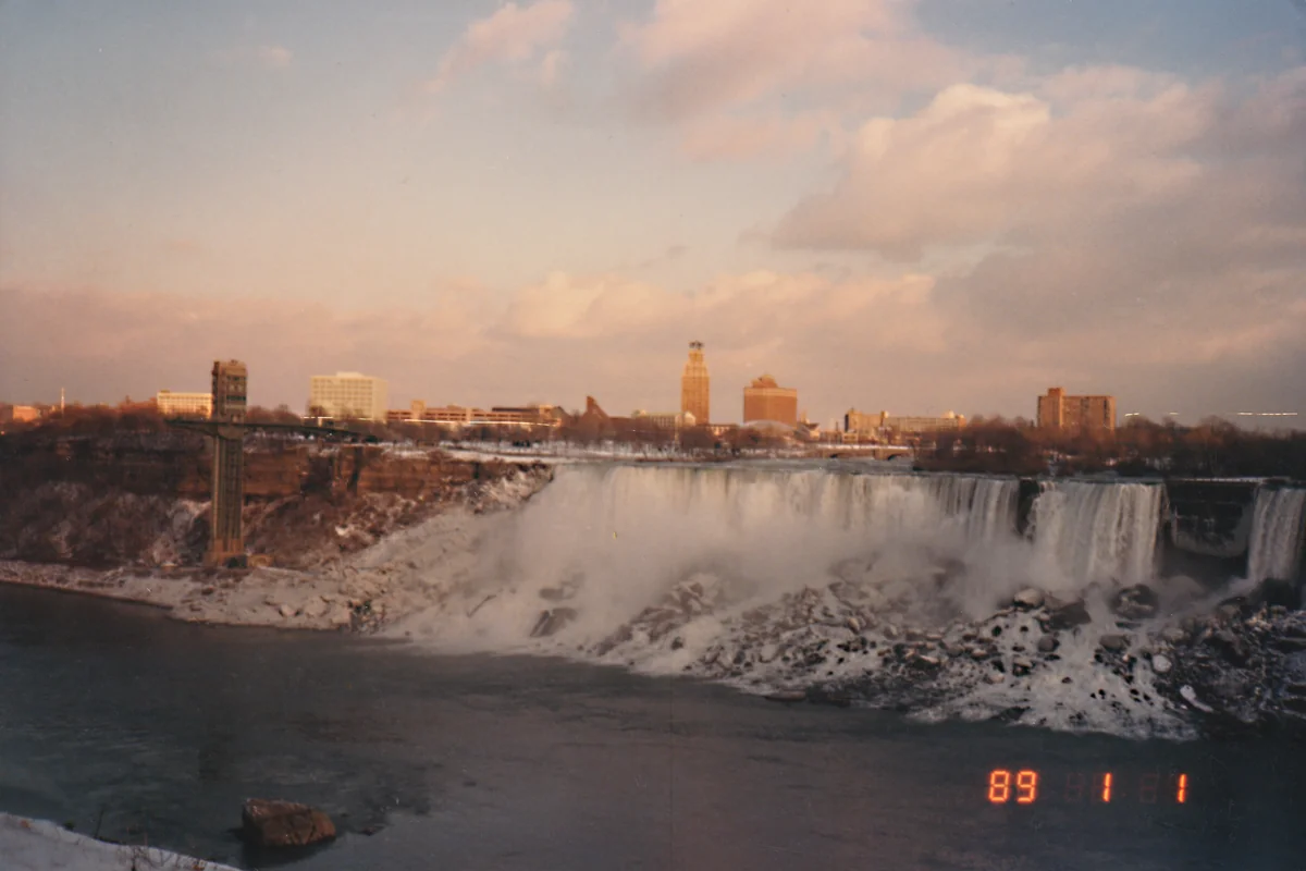 投稿写真：カナダ側から見たアメリカ滝と米国