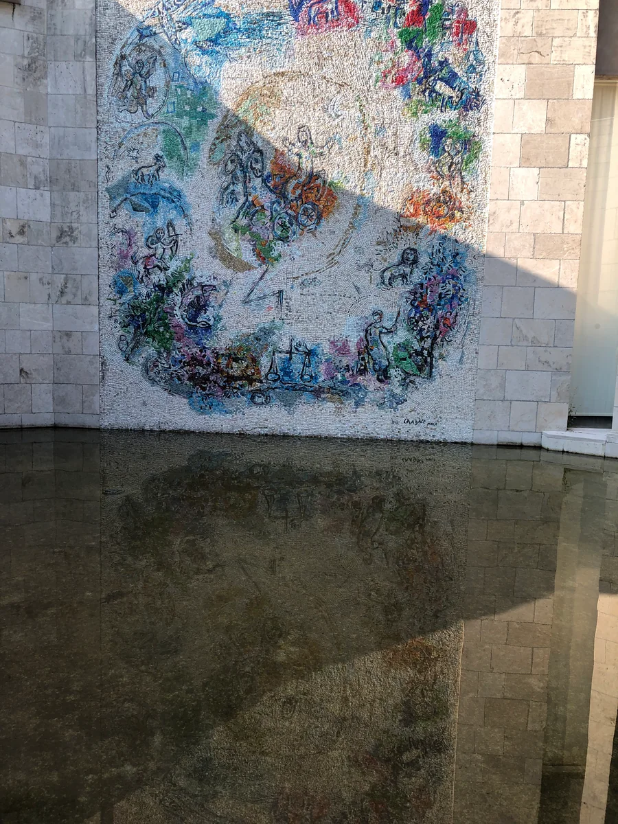 投稿写真：シャガール美術館のモザイク画