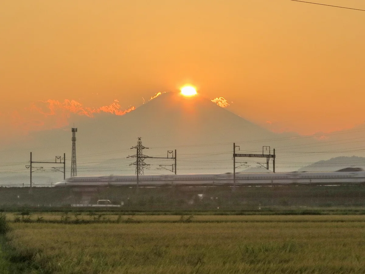 投稿写真：東海道新幹線とダイヤモンド富士