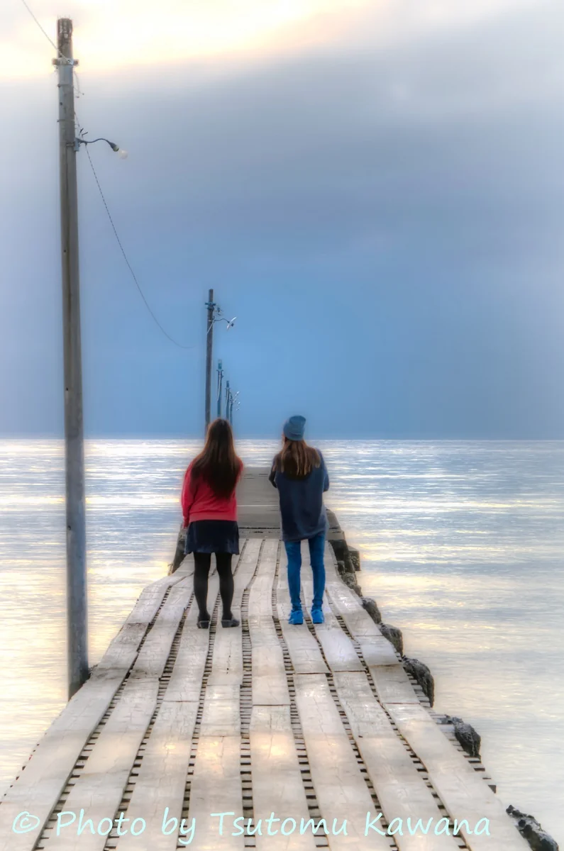 投稿写真：春曇の桟橋に立ち尽くす、