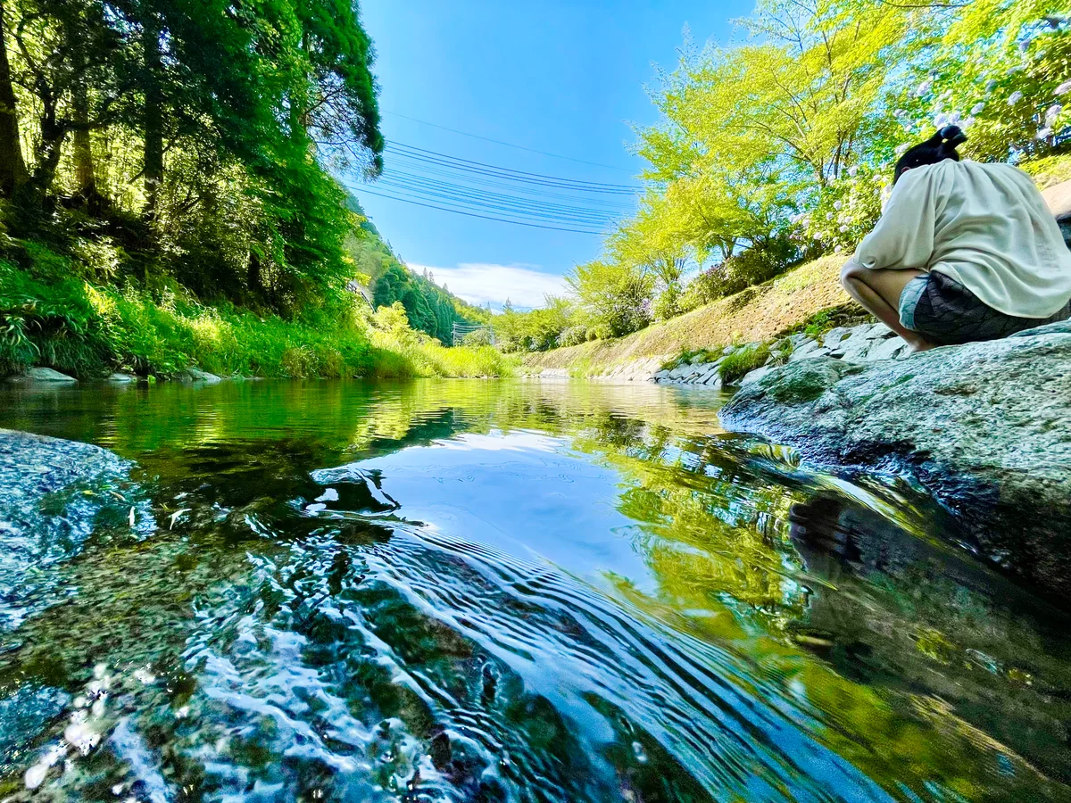 投稿写真：川辺の日陰でで読書