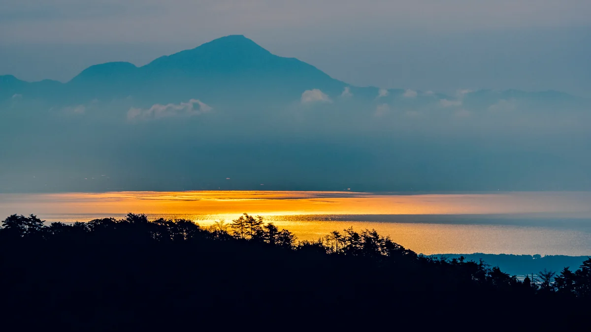 投稿写真：新緑の山影