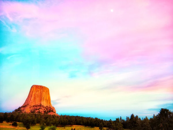 投稿：オレンジに染まるデビルズタワー