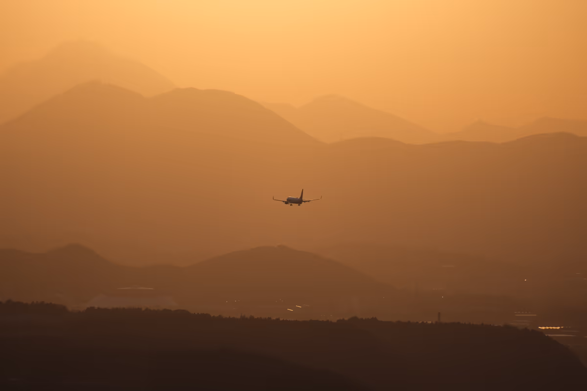 投稿写真：夕景に沈む飛行機