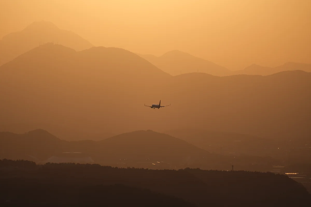 投稿写真：夕景に沈む飛行機