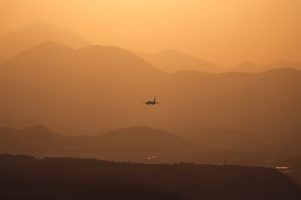 投稿：夕景に沈む飛行機