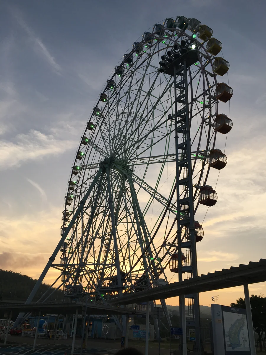 投稿写真：観覧車と空