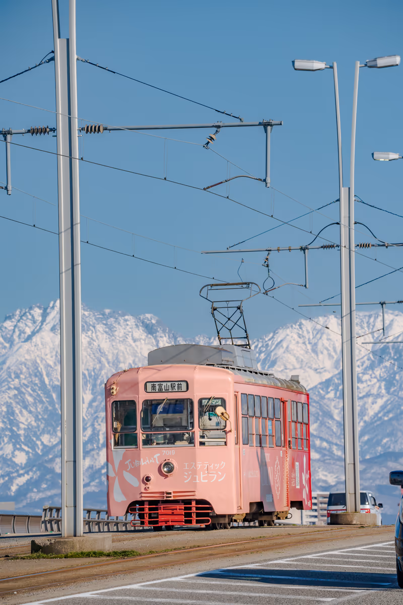 投稿写真：立山連峰と路面電車