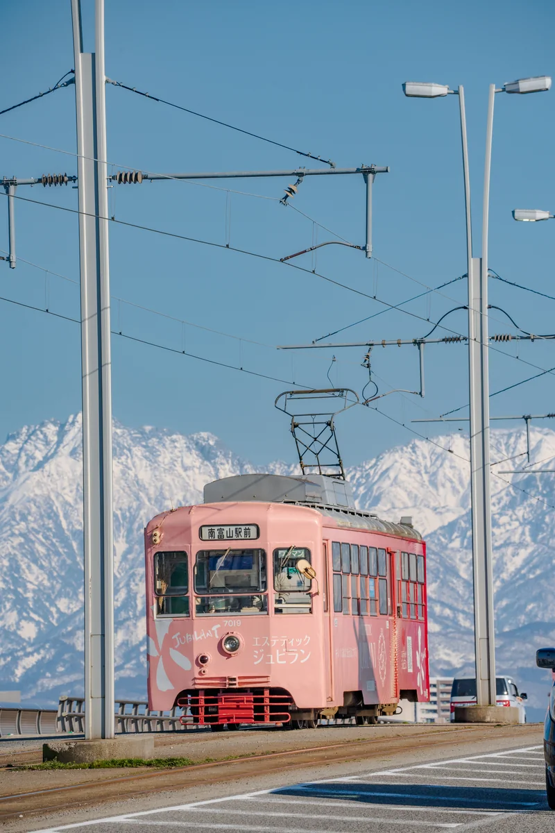 投稿写真：立山連峰と路面電車