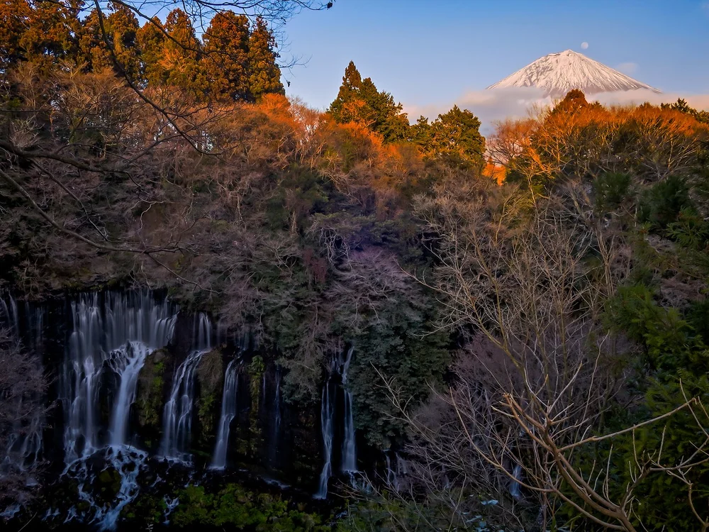投稿写真：白糸の滝と白いパール富士