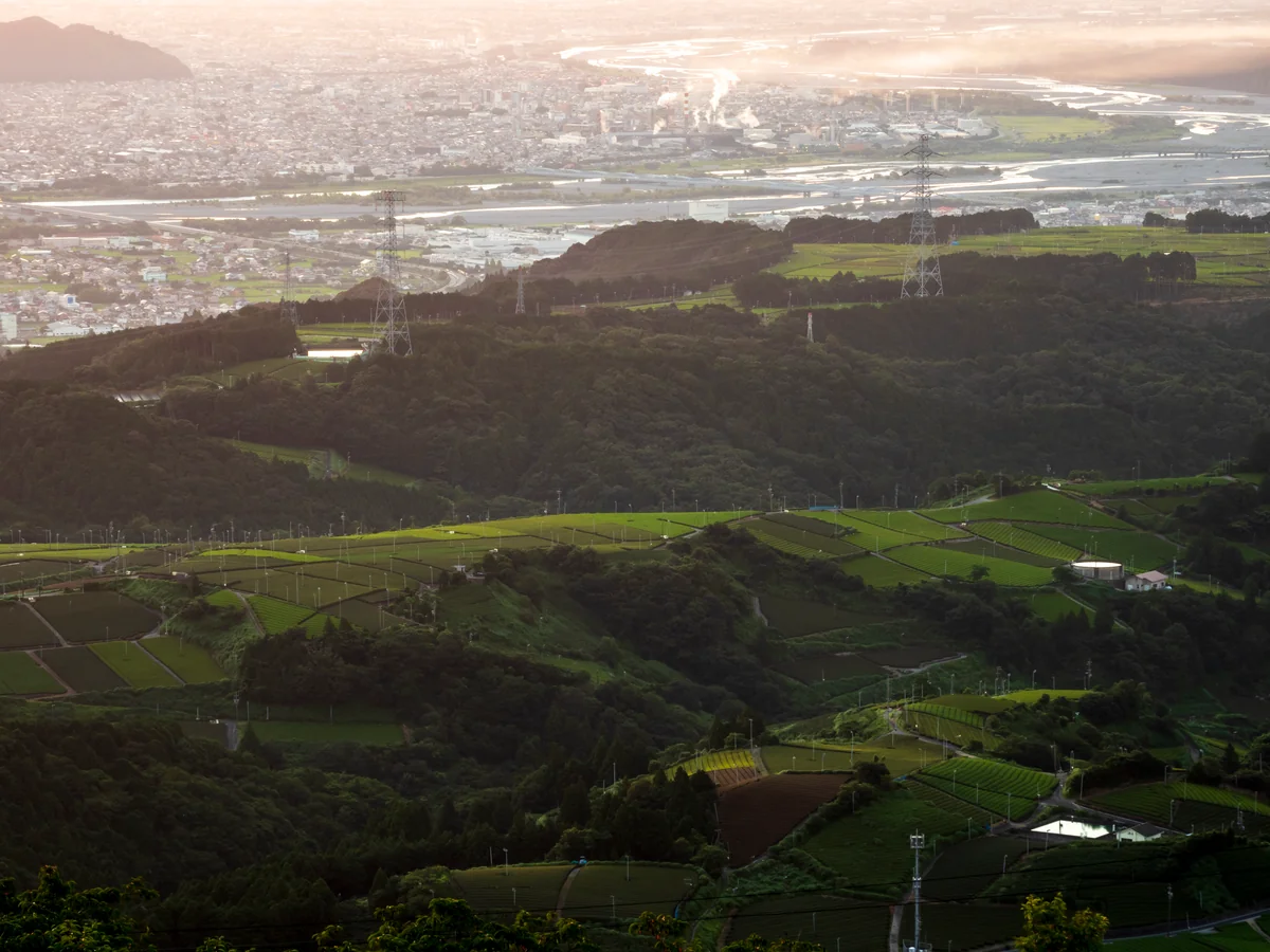 投稿写真：奥に人、前には山
