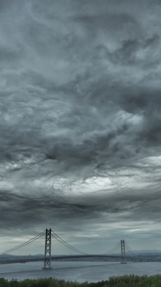 投稿写真：曇天の明石海峡大橋