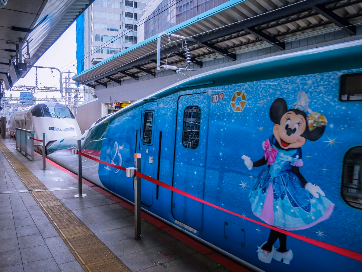 投稿写真：東京駅を発車するディズニー新幹線とはこビュン