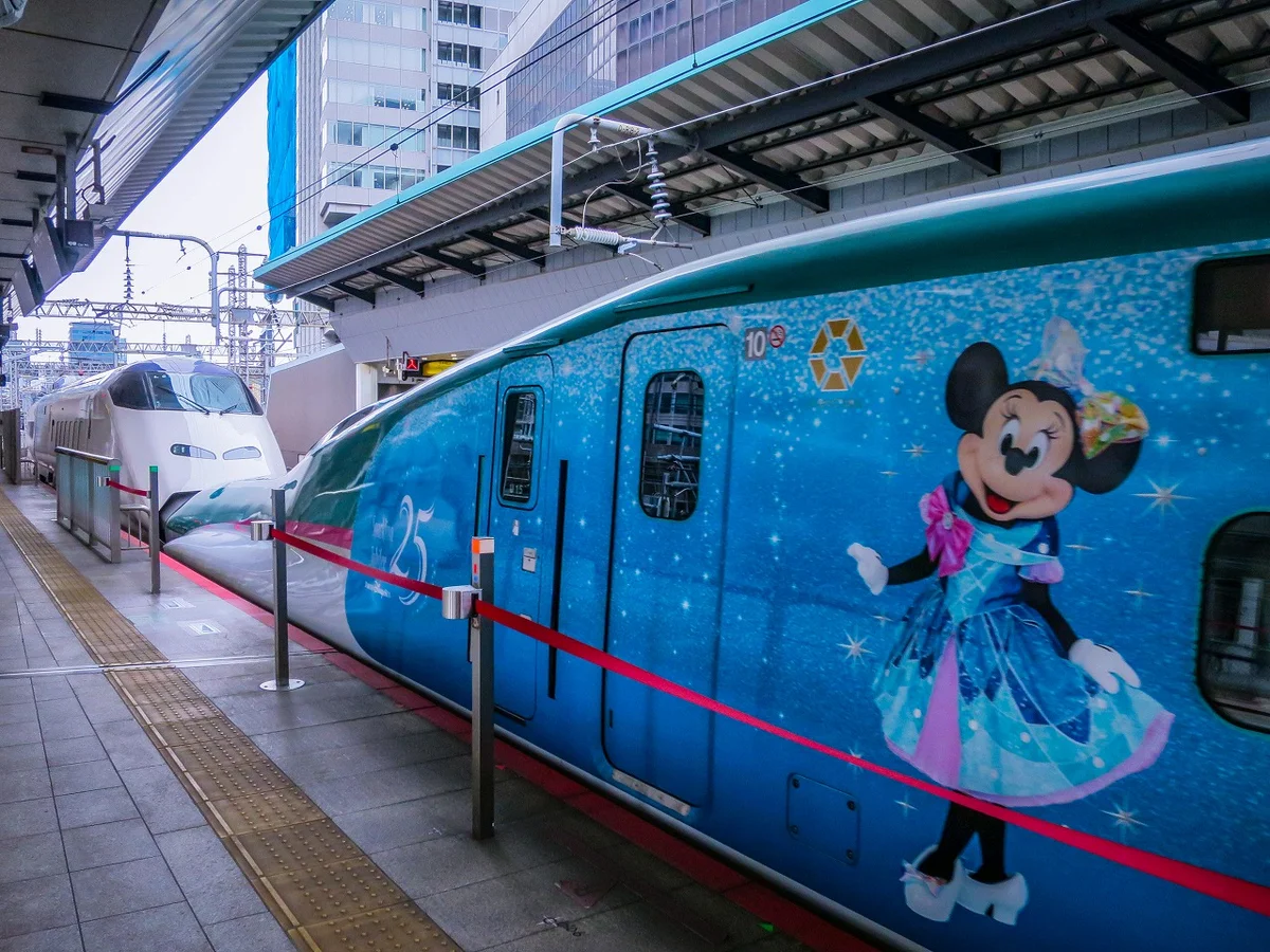 投稿写真：東京駅を発車するディズニー新幹線とはこビュン