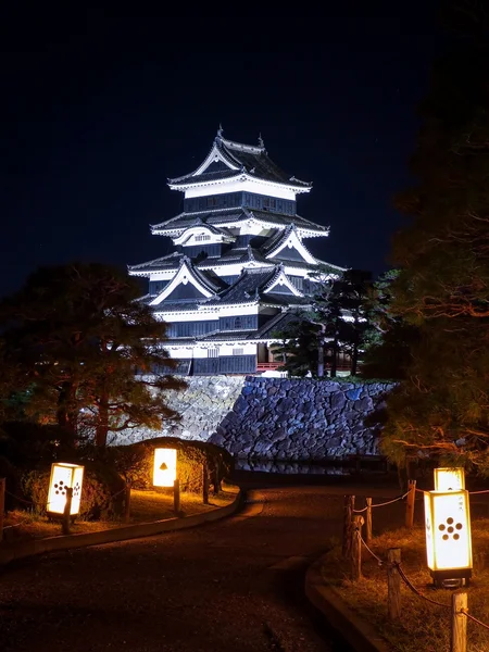 投稿：松本城と灯籠