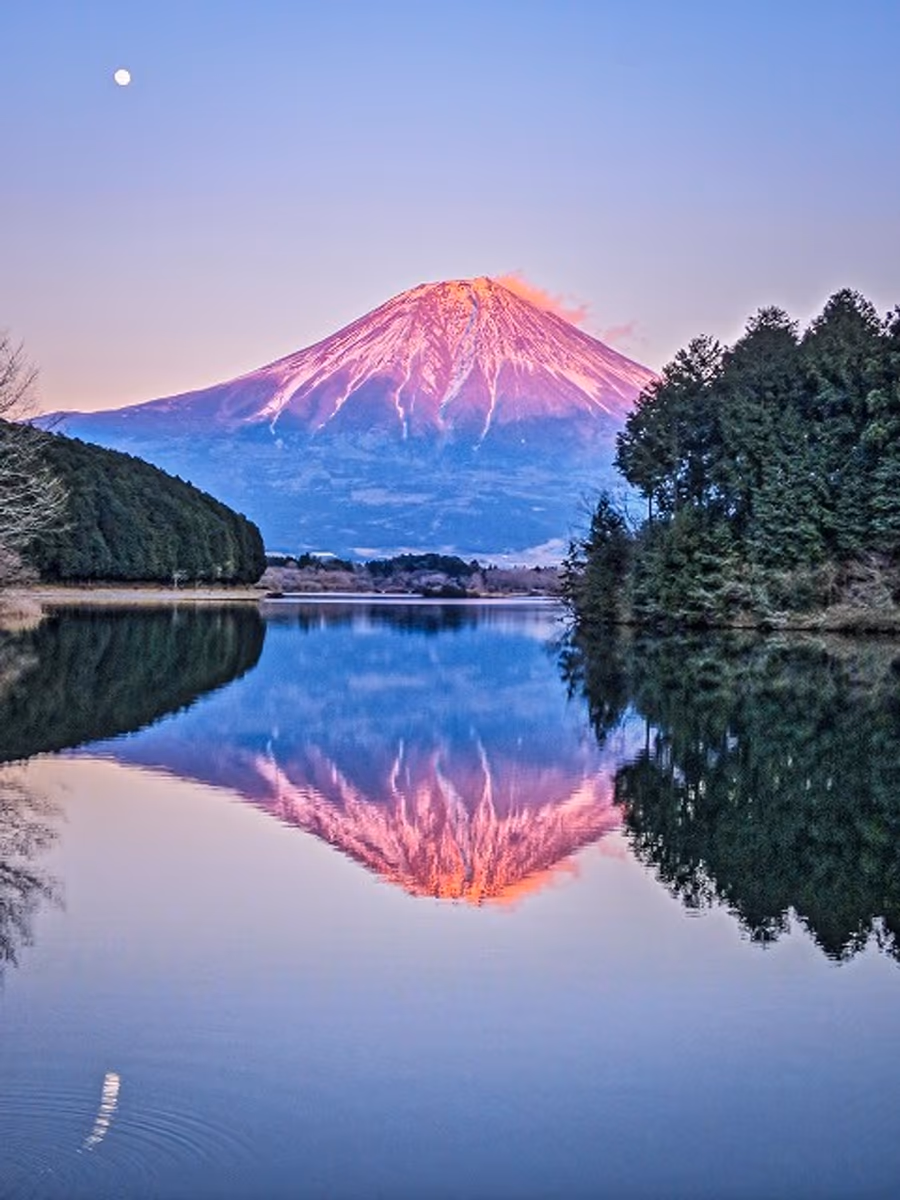 投稿写真：紅富士と月のリフレクション