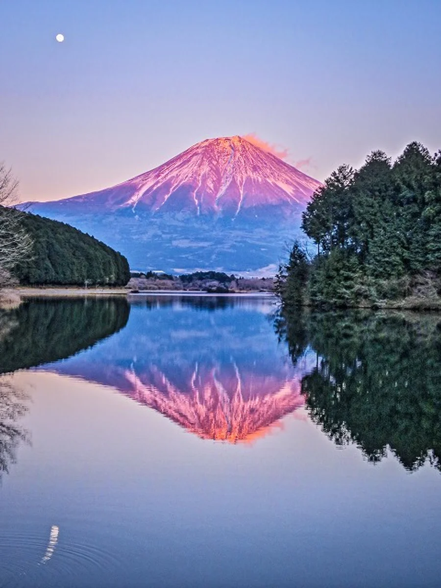 投稿写真：紅富士と月のリフレクション