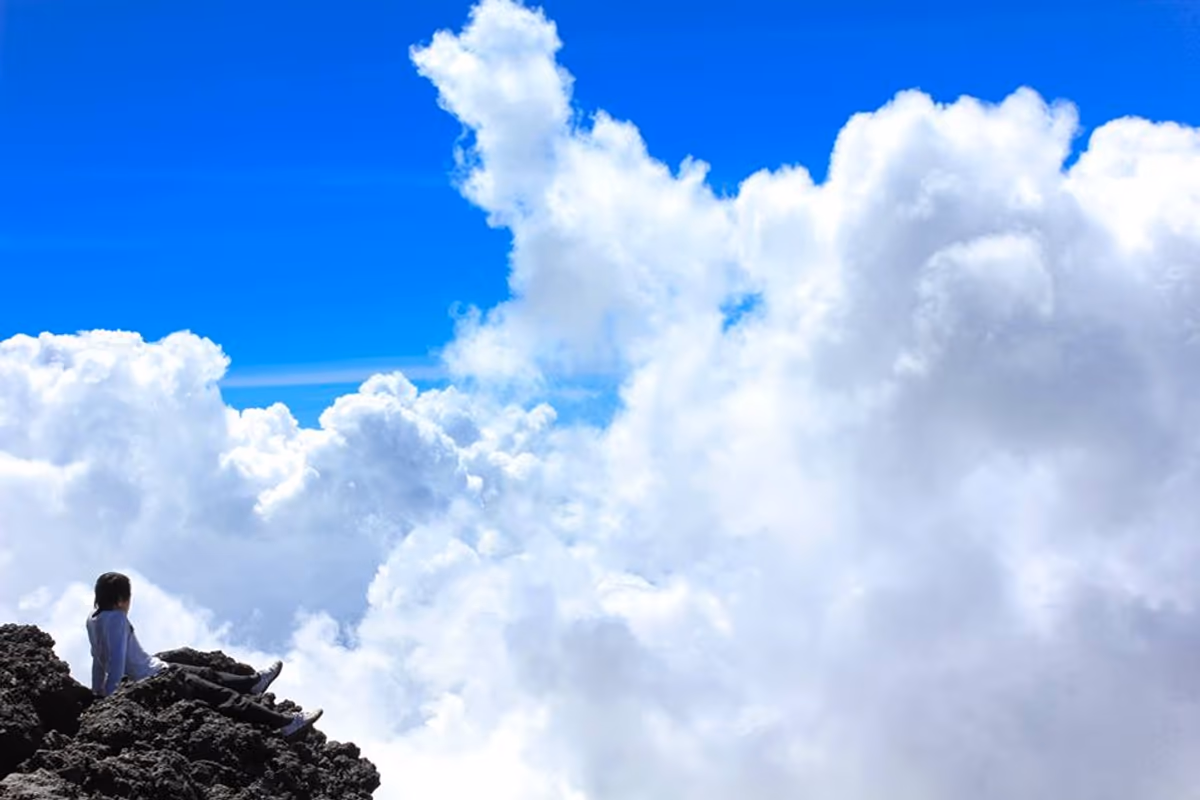 投稿写真：富士山頂にて雲海を望む