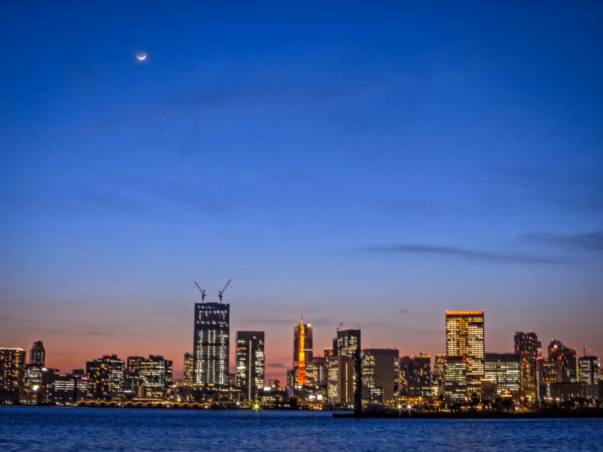 投稿写真：マジックアワーの東京タワー&麻布台ヒルズと三日月