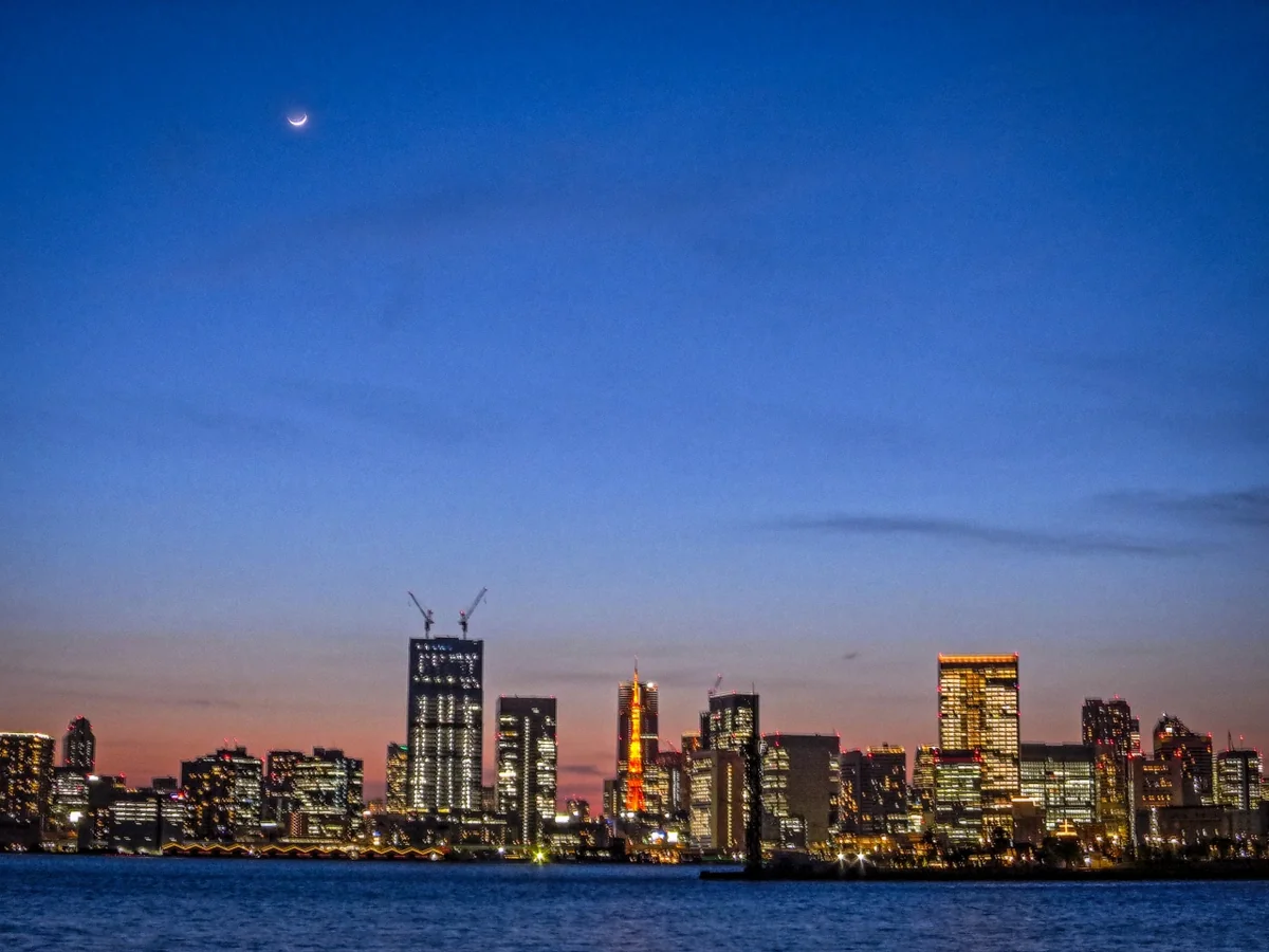 投稿写真：マジックアワーの東京タワー&麻布台ヒルズと三日月
