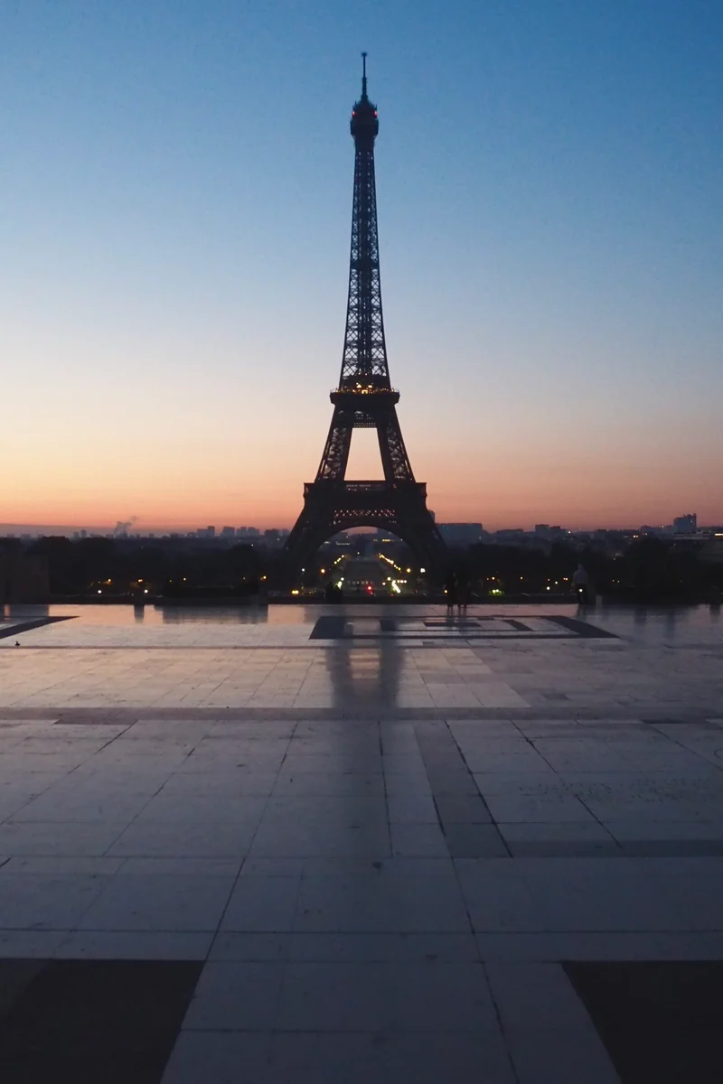 投稿写真：トリコロールの空とエッフェル塔