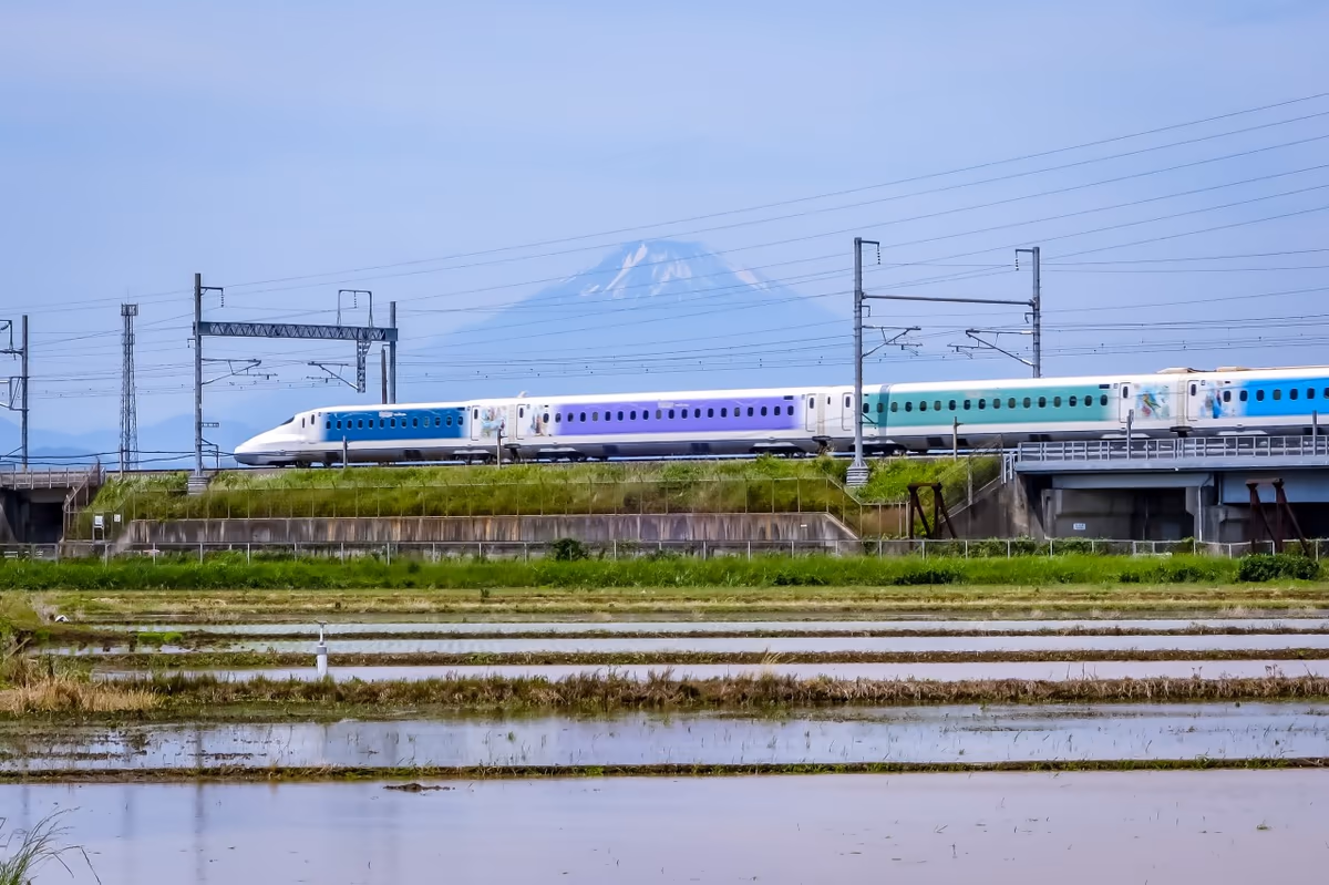 投稿写真：ディズニー新幹線と富士山