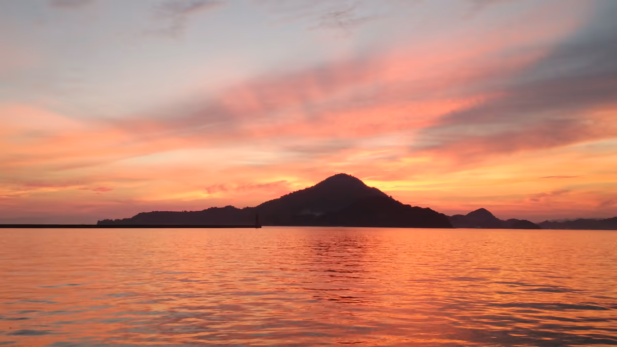 投稿写真：三津港から興居島を望む。
