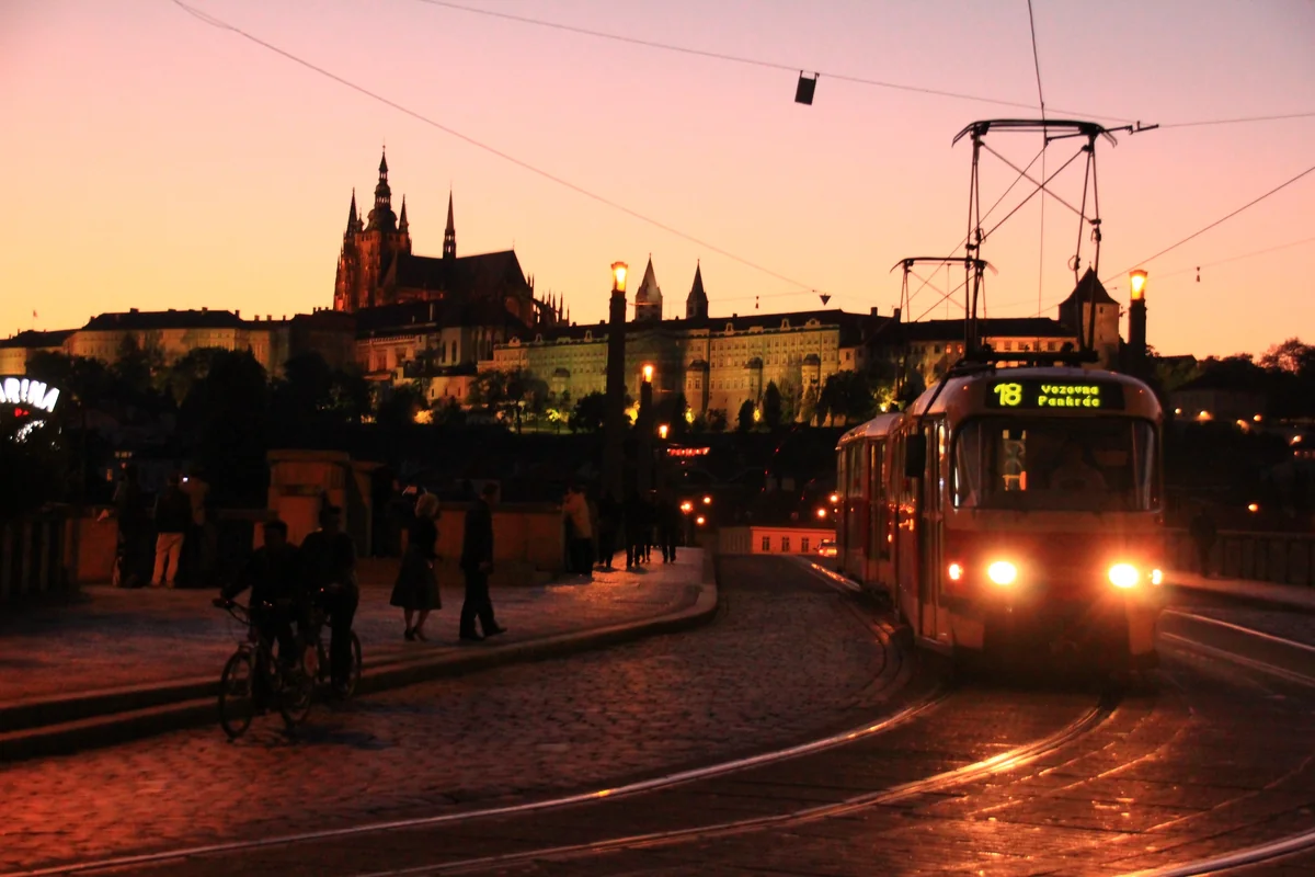 投稿写真：プラハのトラムとプラハ城
