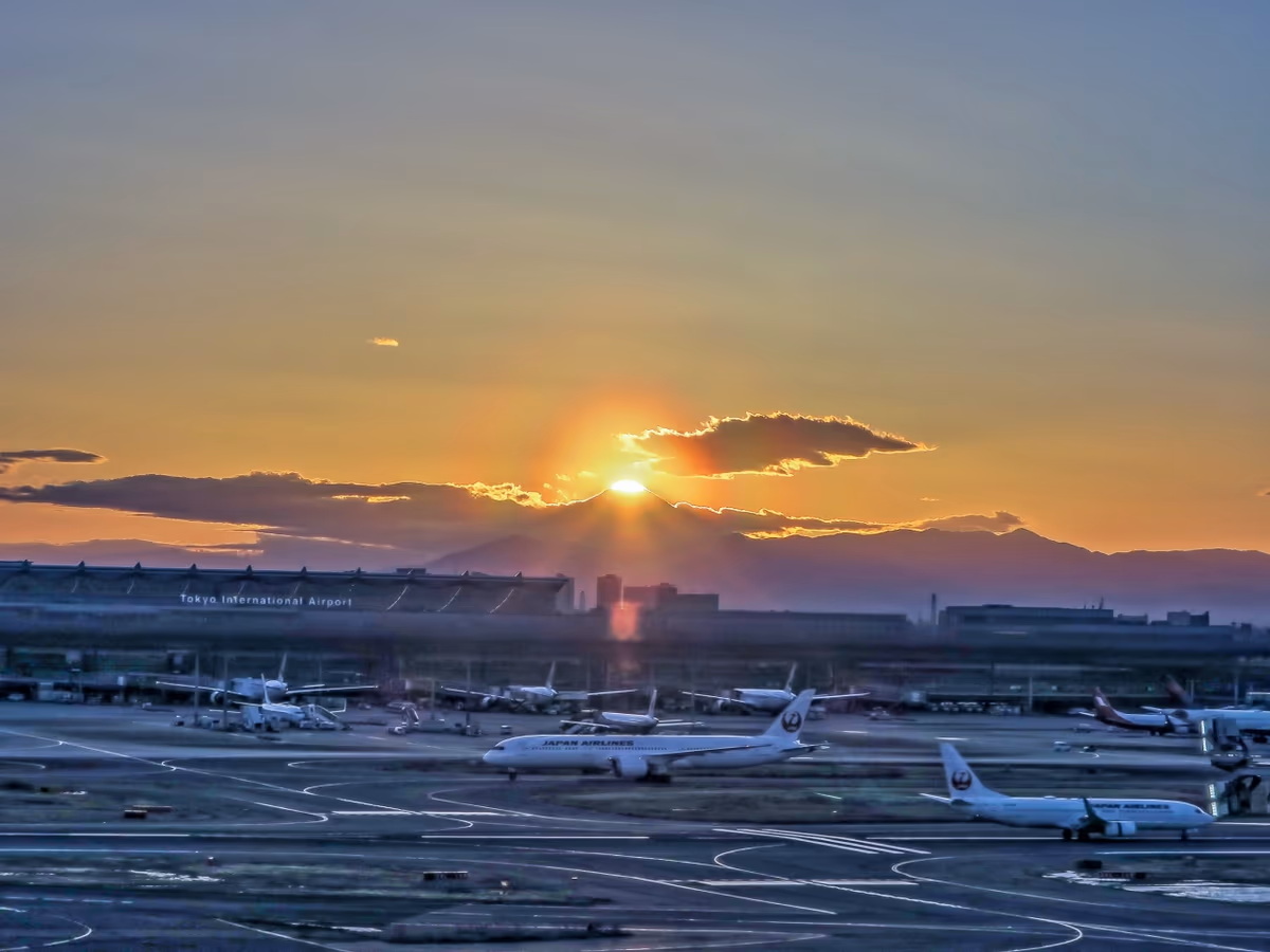 投稿写真：花粉光環付ダイヤモンド富士と航空機
