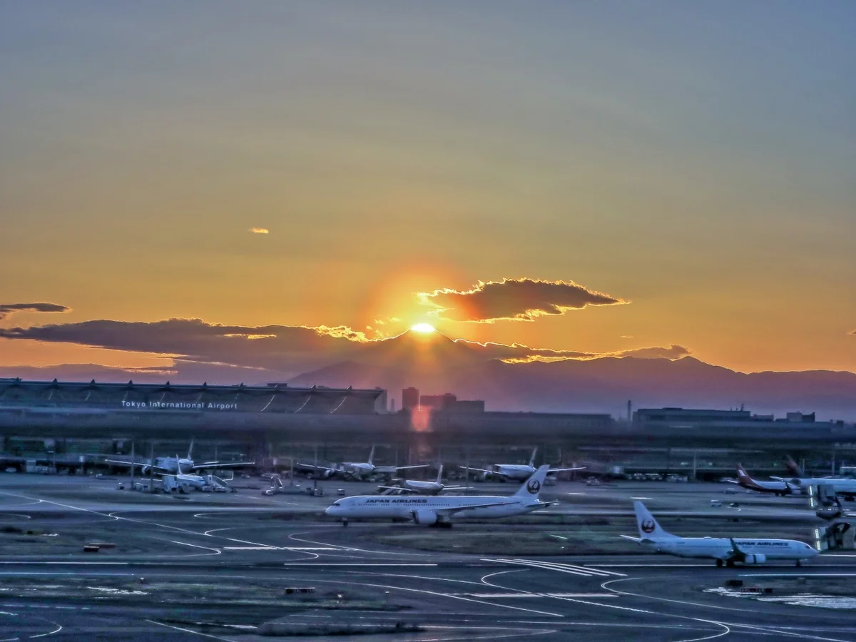 投稿写真：花粉光環付ダイヤモンド富士と航空機