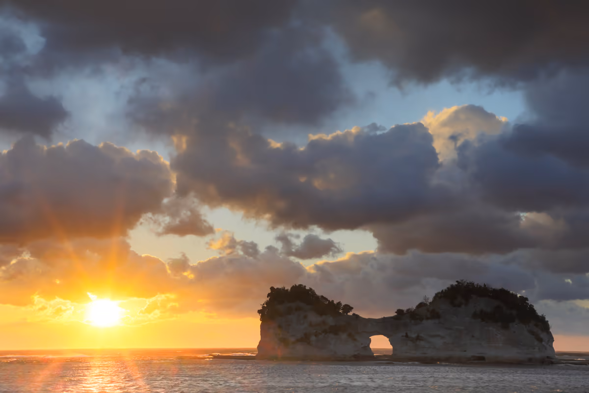 投稿写真：冬の円月島に沈む夕陽